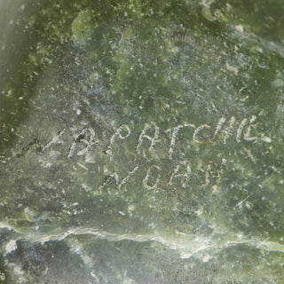 Signerad valskulptur i sten av NOAH NAPATCHIE, 1900-tal