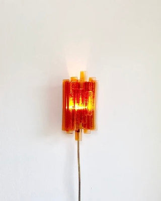 Orange vägglampa av Claus Bolby, 1970-tal (Danish Mid-Century, akryl)